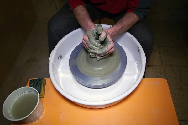 Hombre haciendo trabajo de cerámica — Foto de Stock
