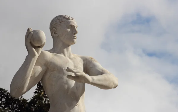 Статуя броска веса — стоковое фото