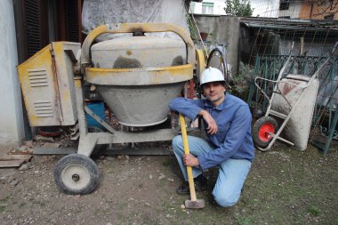 çimento karıştırıcı ile inşaat işçisi