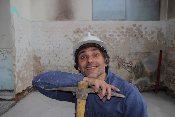 Trabalhador da construção com picareta — Fotografia de Stock