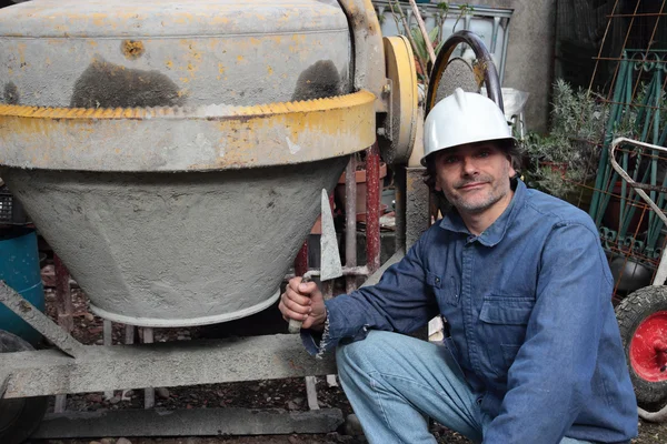 Çimento karıştırıcı ile inşaat işçisi — Stok fotoğraf