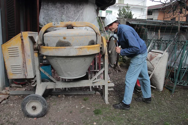 Trabajador de la construcción con mezclador de cemento —  Fotos de Stock