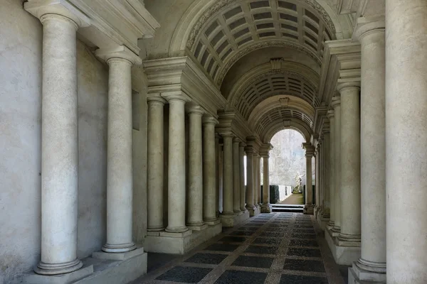 Palazzo Spada donutila perspektivu galerie od Francesco Borromini — Stock fotografie