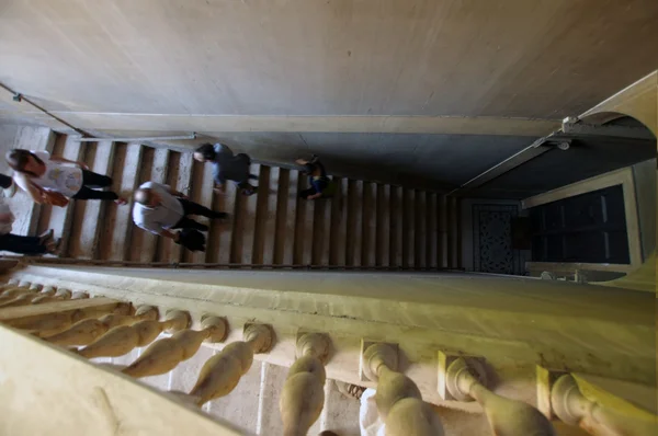 Pessoas escadas velhas — Fotografia de Stock