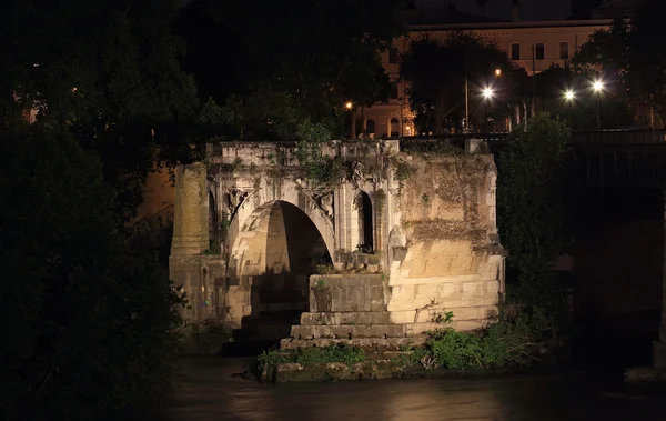 Ponte rotto ρωμαϊκή γέφυρα στη Ρώμη — Φωτογραφία Αρχείου