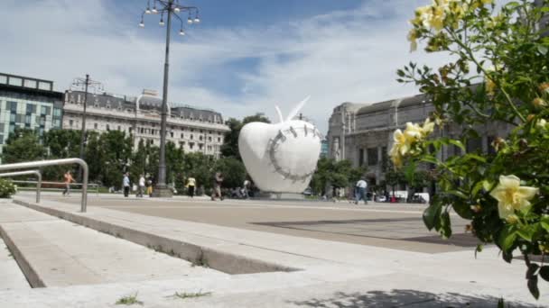 Milan Apple central station — Stock Video