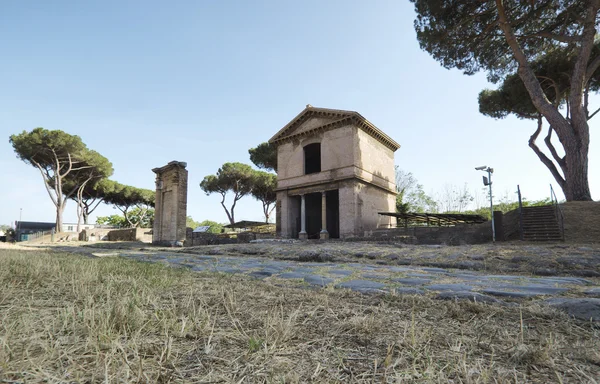 Carretera romana y tumbas en Roma — Foto de Stock