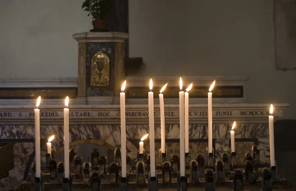 Kerzen in einer dunklen Kirche — Stockfoto