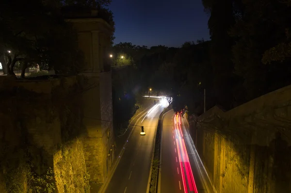 Verkehr entlang des muro torto in der Nacht — Stockfoto