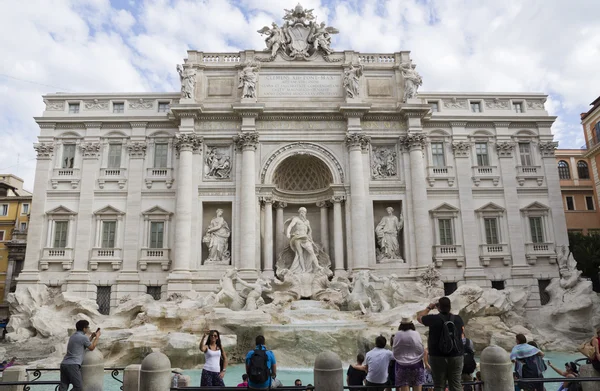 Turisté v blízkosti fontána di Trevi — Stock fotografie