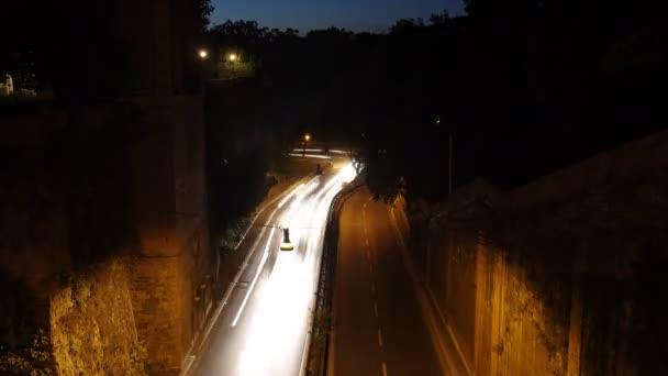 Verkeer langs de Muro torto nachts — Stockvideo