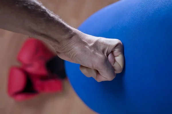 Naakte Knokkeltraining Met Bokszak — Stockfoto