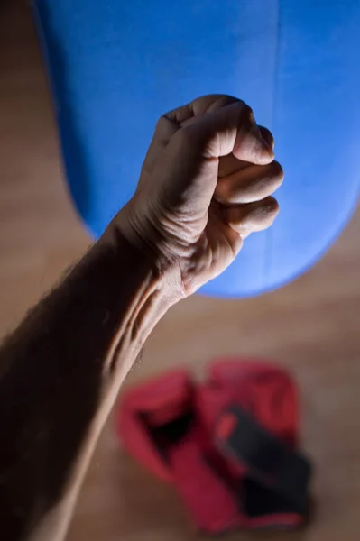 Nøgne Knuckle Træning Med Boksepose - Stock-foto