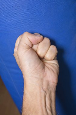 Boks çantasıyla çıplak yumruk eğitimi.