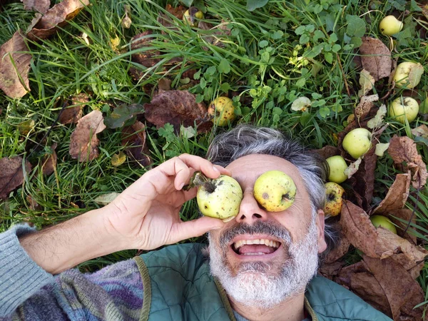 Hombre Maduro Tonto Concepto Abundancia Cosecha Manzana —  Fotos de Stock