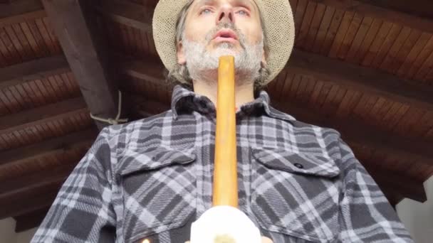 Homem Com Cachimbo Indígena Nativo Tradicional — Vídeo de Stock