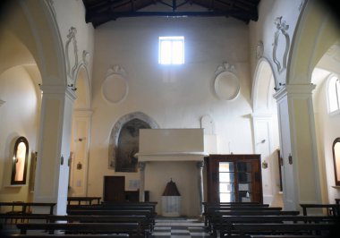 ITRI, İtalya - 25 Mart 2020: Saint Micheal Romanesque Kilisesi İçişleri