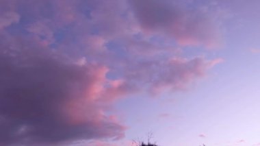 Gün batımından sonra çarpıcı renkli bulutlar