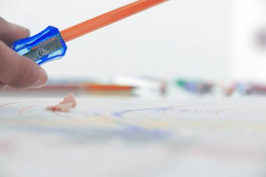 Beyaz arka planda kalem açacağı ve talaşı