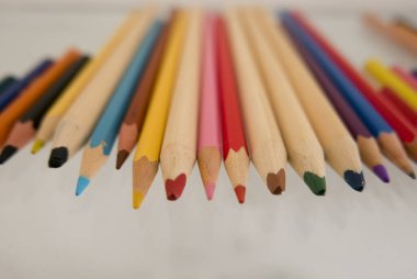 beyaz kağıt üzerine kurulmuş çok renkli pastel, yaratıcılık kavramı