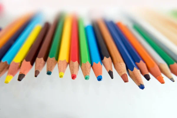Mehrfarbiges Pastell Auf Weißem Papier Gesetzt Kreativitätskonzept — Stockfoto