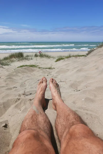 Man Naakt Gebruinde Benen Het Strand Van Capocotta Italië — Stockfoto