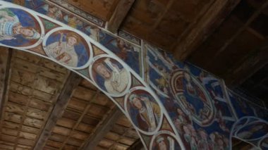 VALLE DI BLENIO, SWitzerland - 18 Eylül 2021: Roma Kilisesi San Carlo, duvarlarda antik tablolar