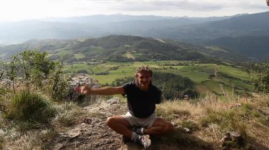 yoga egzersizleri yapıyor adam