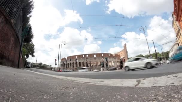 Verkeer rond het Colosseum — Stockvideo