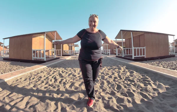 Gelukkige vrouw aan het strand — Stockfoto