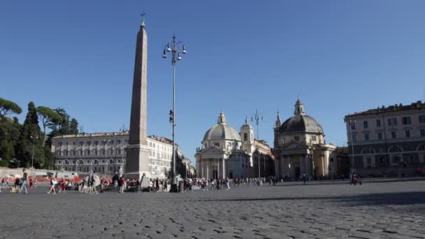 Piazza del popolo, w zatłoczonym placu w Rzymie — Wideo stockowe