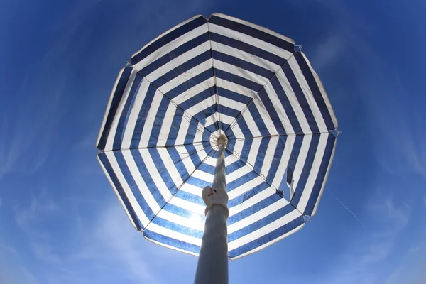 Blue white parasol — Zdjęcie stockowe