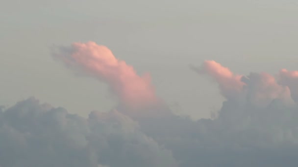 Nubes dramáticas durante la puesta del sol . — Vídeos de Stock