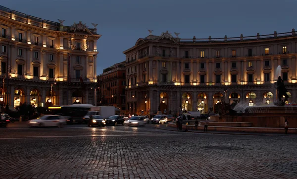 Náměstí Piazza Della Repubblica v noci v Římě — Stock fotografie