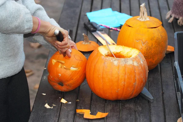 Carving a gourd — Stock Photo, Image