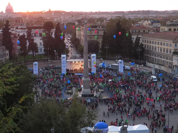 Demonstration auf der Piazza del Popolo, Rom — Stockfoto