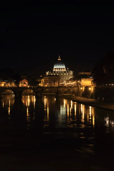 Saint peter kopuły w nocy — Zdjęcie stockowe