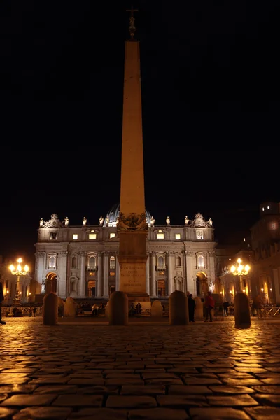 Saint Peter Basilica at night — Stock Photo, Image