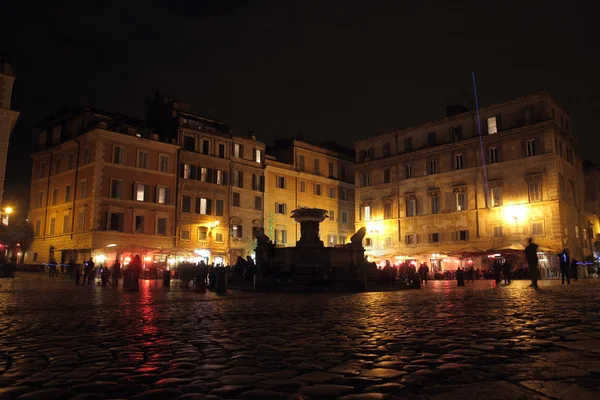 Local life in Piazza di Santa Maria in Trastevere, Rome — Stock Photo, Image