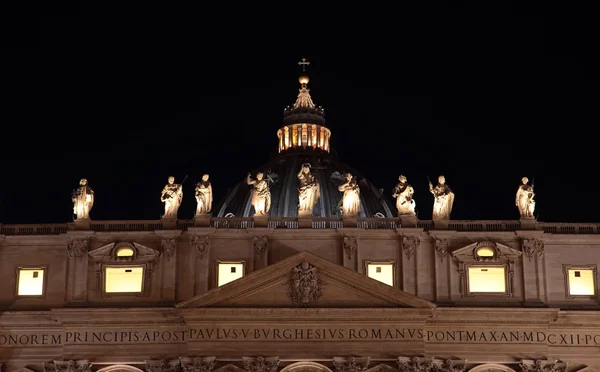 在晚上的圣徒彼得大教堂 — 图库照片