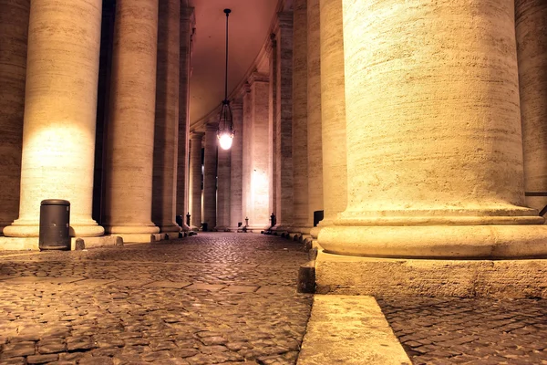 Saint Peter's colonnade geceleri — Stok fotoğraf