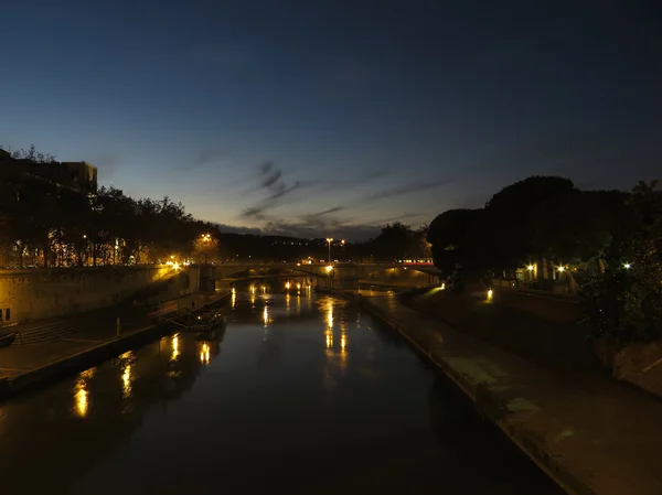 Rivière Tibre la nuit — Photo