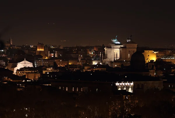 Altaret fosterlandet på natten i Rom — Stockfoto