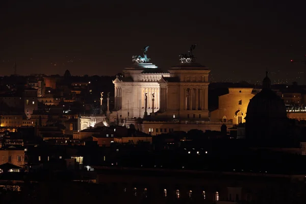 Oltář vlasti v noci v Římě — Stock fotografie
