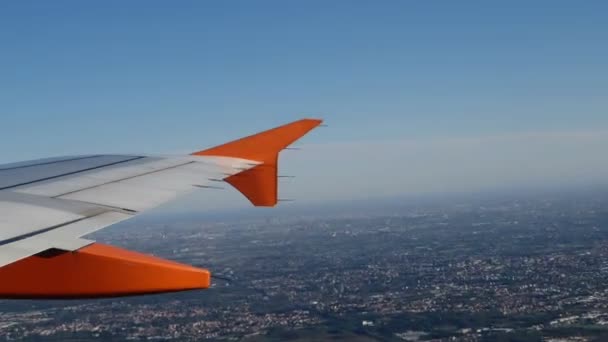 EasyJet vliegtuig vliegen van Milaan naar Rome — Stockvideo