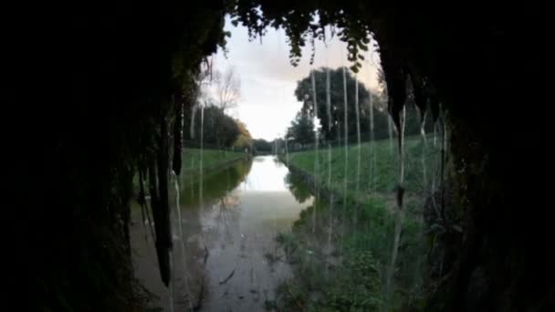 Viendo goteo de agua — Vídeos de Stock