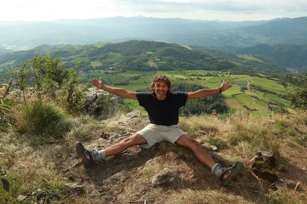 L'uomo in cima ad una montagna — Foto Stock