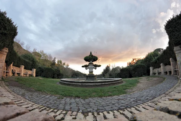 Italienischer Gartenbrunnen — Stockfoto