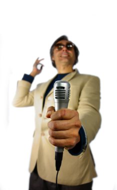 Bir mikrofon tutan görüşmeci