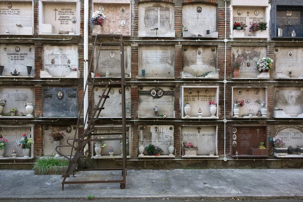 Vecchie tombe nel cimitero — Foto Stock